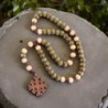 Chapelet sur corde, perles en bois Ø 10 mm, croix de Jérusalem en bois.
