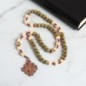 Chapelet sur corde, perles en bois Ø 10 mm, croix de Jérusalem en bois.