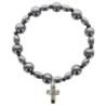 Bracelet dizainier sur élastique grains en hématite ronds et ovales avec croix en métal.