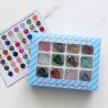 Boîte présentoir de 12 pendentifs ange en pierres assorties, synthétiques et naturelles, H 2 cm