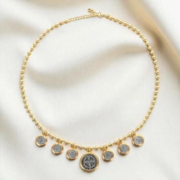 Collier ras de cou réglable 45 cm, chaîne boule en laiton doré, médailles de St Benoît Ø 1,2 à 2,2 cm.