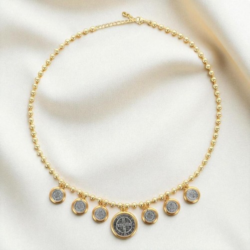 Collier ras de cou réglable 45 cm, chaîne boule en laiton doré, médailles de St Benoît Ø 1,2 à 2,2 cm.