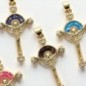 Croix de cou en laiton couleur doré avec pierres oz H. 3.2 cm LOT DE 5