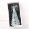 Ange en verre en prière, robe LED opaque bleuetée avec liseré pailleté. H. 15 cm. Livré en boîte.