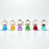 Ange en verre plein coloré avec instrument doré. Boîte individuelle. Présentoir de 12 pièces assorties. H. 5 cm.