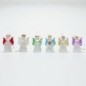 Ange en verre avec décor cœur et robe torsadée, ailes colorées. H. 5 cm. Boîte individuelle, présentoir de 12 pièces