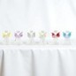 Ange en verre transparent torsadé avec ailes colorées et symbole, H. 5 cm. Boîte individuelle, présentoir de 12 pièces