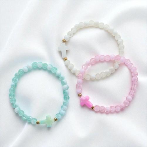 Bracelet élastique, perles en verre Ø 6 mm avec croix. Lot de 6 assortis.