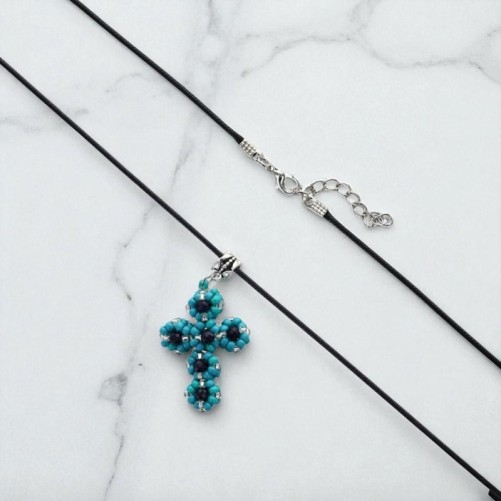 Collier avec pendentif croix en perles de verre et cordon en coton ciré L. 45 cm LOT DE 5