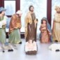 Crèche en résine de couleur avec 11 personnages, H.4 - 13 cm L.3.5 - 9 cm