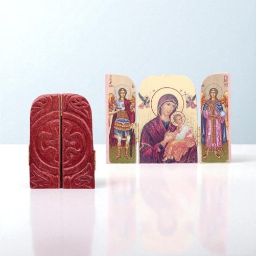 Triptyque en bois sculpté à la main selon méthode artisanale avec image dorée. H. 7.5 x 10 cm, divers modèles