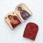 Diptyque en bois sculpté à la main selon méthode artisanale avec image dorée. H. 5 x 7 cm, divers modèles