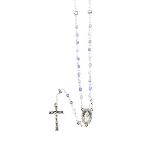 Chapelet sur chaîne grains marbrés Ø 4 mm, paters cœur, croix avec Christ, longueur au cœur 26 cm.