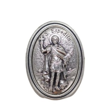 Plaque auto ovale H. 3.8 cm en metal couleur argentee. Plusieurs saints.