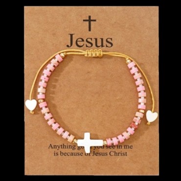 Bracelet sur corde réglable grains de forme cylindrique avec croix et coeur en coquille naturelle.