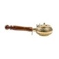 Brule encens en laiton ciselé avec poignée bois, longueur 22 cm, hauteur 7 cm, Ø 9 cm. Livré en boite individuelle.