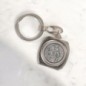Porte-clés carré en métal 3 x 3 cm représentant Saint Christophe.