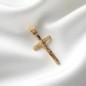 Croix avec Christ en plaque or H. 2 cm. Livré en boite