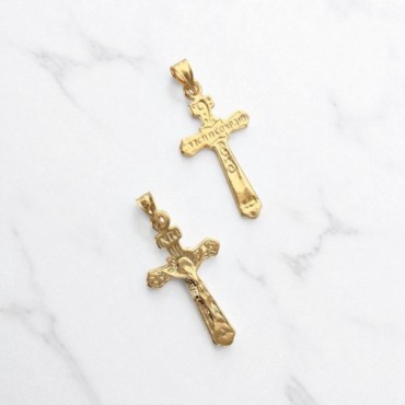 Croix avec Christ en plaqué or H. 2 cm. Livré en boite