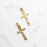 Croix avec Christ en plaqué or H. 2 cm. Livré en boite