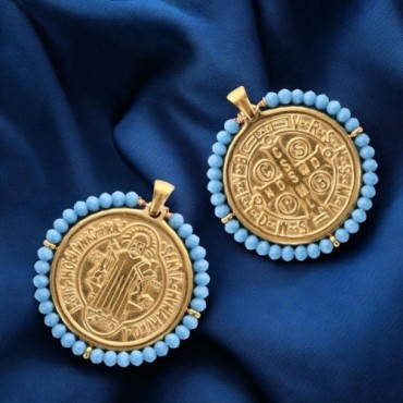 Médaille de Saint Benoit en acier inoxydable doré supérieur avec grains en verre de différentes couleurs, Ø 3 cm.