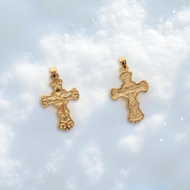 Croix large avec Christ en plaqué or H. 2 cm. Livré en boite