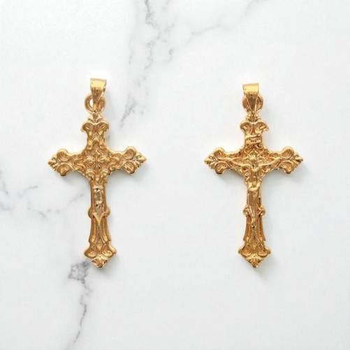Croix forme baroque avec Christ en plaqué or H 2.6 cm. Livré en boite