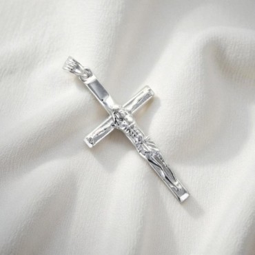 Croix biseautée avec Christ en argent 925 °/°° H. 3 cm. (1.92 g) Livré en boite