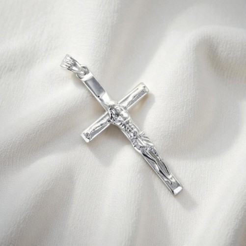 Croix biseautée avec Christ en argent 925 °/°° H. 3 cm. (1.92 g) Livré en boite