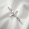 Croix biseautée avec Christ en argent 925 °/°° H. 3 cm. (1.92 g) Livré en boite