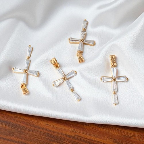 Croix en plaqué or avec OZ H 1.9 cm Livré en boite