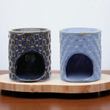 Brûle-parfum en céramique décor en relief, H 7,5 cm, Ø 6.50 cm. LOT DE 20 ASSORTIS