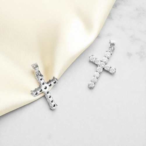 Croix en argent 925°/°° et OZ H 1.9 cm (1.3 g). Livré en boite