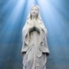Statue fluorescente en résine de Notre Dame de Lourdes. Hauteur 20 cm.