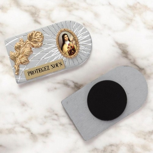 Plaque auto rectangle en aluminium strie, dimensions 2,4 x 4 cm, ornee d une rose. Differents Saints