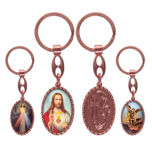 Porte-clés en aluminium de couleur cuivrée, hauteur 3,8 cm, avec résine. Disponible avec plusieurs saints au choix.
