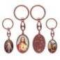 Porte-clés en aluminium de couleur cuivrée, hauteur 3,8 cm, avec résine. Disponible avec plusieurs saints au choix.