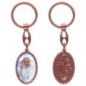 Porte-clés en aluminium de couleur cuivrée, hauteur 3,8 cm, avec résine. Disponible avec plusieurs saints au choix.