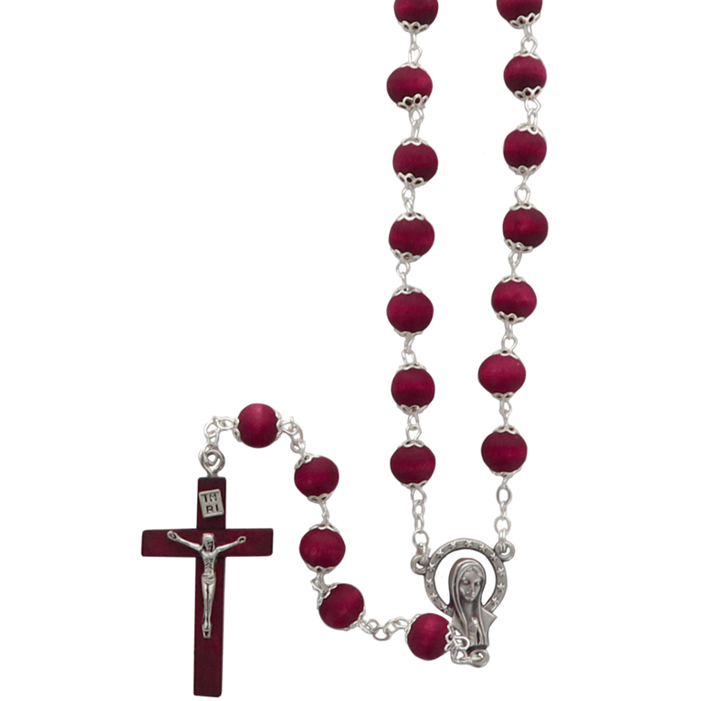 Chapelet sur chaine de couleur argentée grains rond en bois de rose Ø 8 mm, longueur jusqu'au coeur 43 cm, Croix avec Christ. Livré en boite. PERSONNALISE