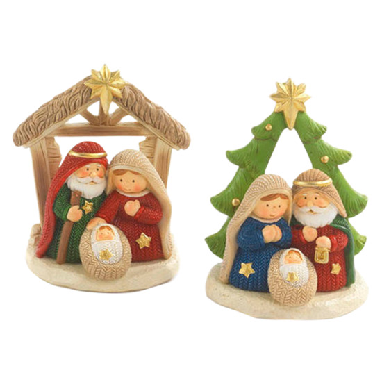 Nativité enfantine décor avec cabane et sapin. H. 6 cm. LOT DE 2 ASSORTIE