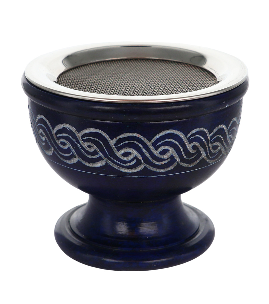 Brûle encens en stéatite bleu gravé avec grille, hauteur 7 cm, Ø 9 cm. Livré en boîte individuelle.