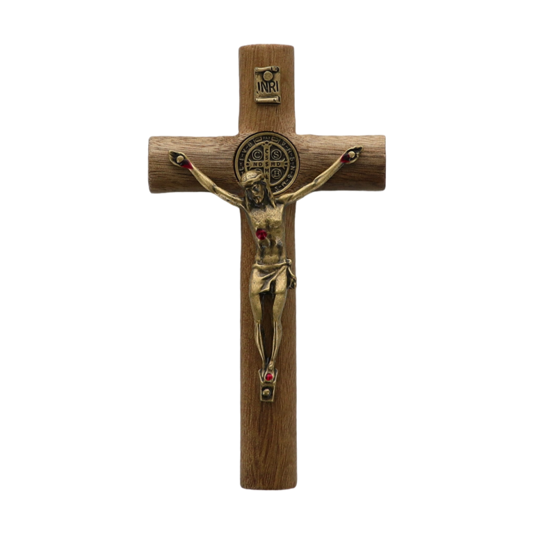 Croix de saint Benoit en bois de forme cylindrique à suspendre, avec Christ de couleur bronze portant les Saintes Plaies. H 12 cm.