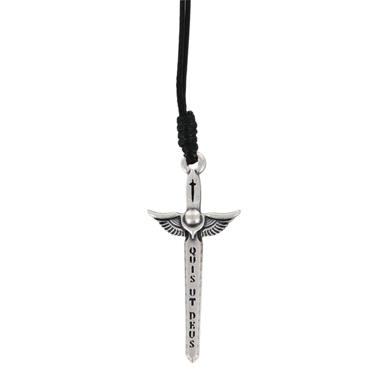 Collier cordon noir, pendentif épée de saint Michel couleur argentée, H 4 cm.