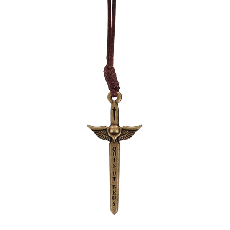 Collier cordon marron, pendentif épée de saint Michel couleur dorée, H 4 cm.