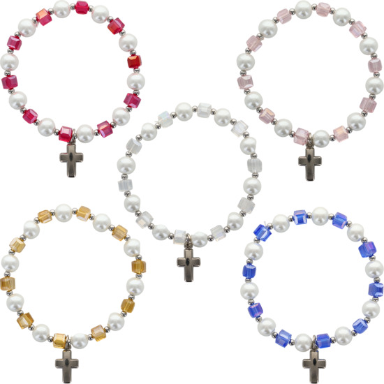 Bracelet dizainier sur élastique avec grains en verre de forme cubique et perles nacrées Ø 8 mm avec croix en métal. LOT DE 5 ASSORTIS.