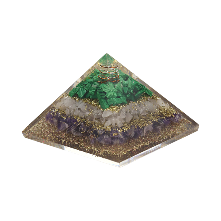 Pyramide Orgonite plusieurs pierres, L. ~7.5 cm.