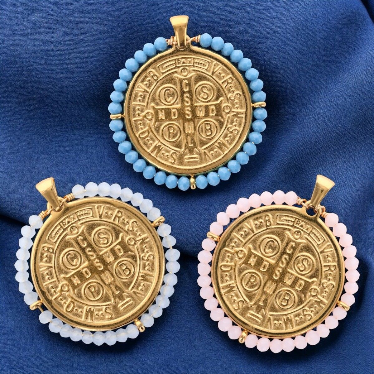 Médaille de Saint Benoit en acier inoxydable doré supérieur avec grains en verre de différentes couleurs  Ø 3 cm.