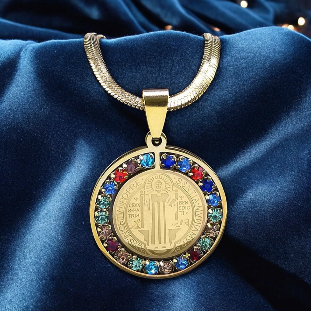 Collier maille serpent L. 45 cm, médaille de St Benoit Ø  2.5 cm en acier inoxydable avec strass de différentes couleurs.